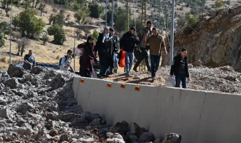 Over 3,200 people crossed the Syrian border from Lebanon  - 1