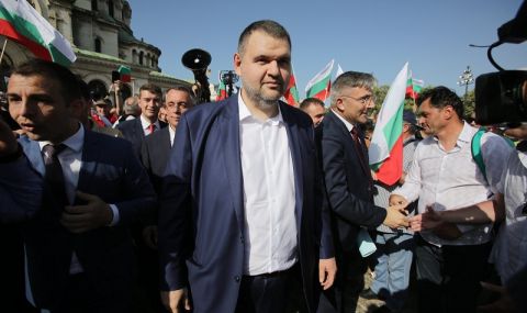 Делян Пеевски отиде на протеста срещу правителството - 1