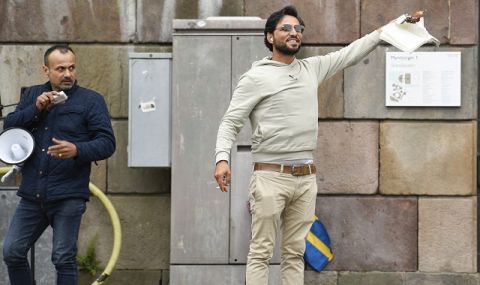 Гигантска провокация! Двама мъже изгориха Корана пред парламента в Стокхолм - 1