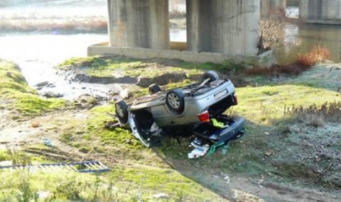Кола падна от мост над река Марица - 1