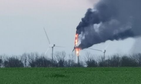 Ветрогенератор се запали край Каварна - 1