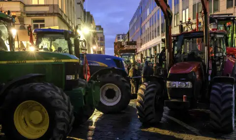 Разгневени фермери изразяват своите искания в Брюксел чрез хвърляне на яйца и поставяне на барикади - 1