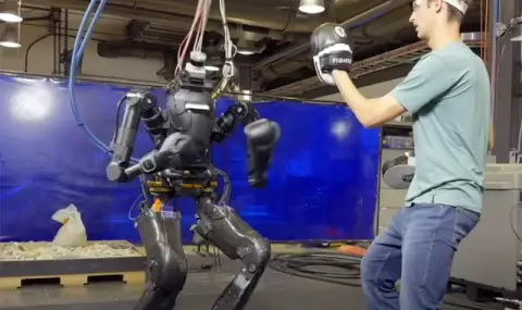 Хуманоидният робот Надя се боксира с мъж (ВИДЕО) - 1