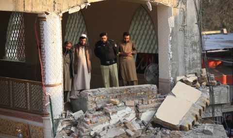 Над 90 загинали при атентата срещу джамия в Пакистан  - 1