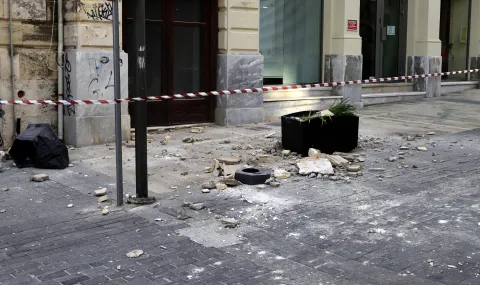 Четирима ранени при взрив на самоделно устройство в жилищна сграда в Атина