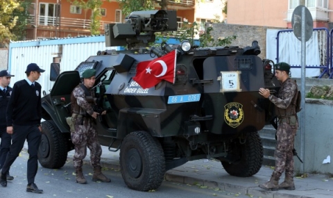 Кървав взрив срещу полицейски щурм в Турция - 1