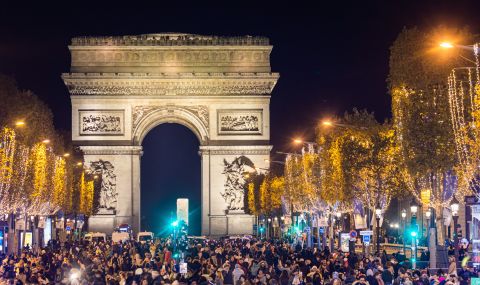 Запалиха коледните светлини на Шанз Елизе (ВИДЕО) - 1