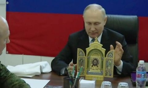 Путин се страхува дори да излезе от хеликоптера, докато не спрат да се въртят перките - 1