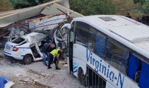 Автобусът с мигрантите, който размаза патрулка в Бургас, преследван с дронове? СНИМКИ - 1