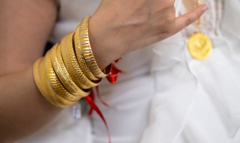Младоженец окичи булката си с над 60 кг. златни накити (СНИМКИ) - 1