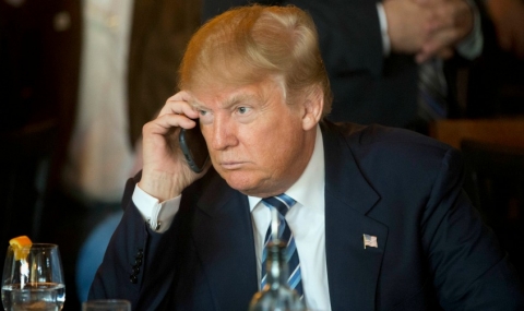 Уволниха служител в Белия дом заради телефона на Тръмп - 1