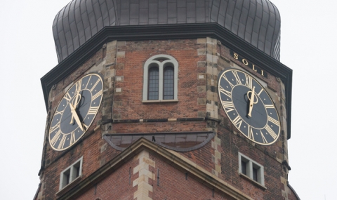 Часовникова стрелка от църковна кула падна в Хамбург - 1