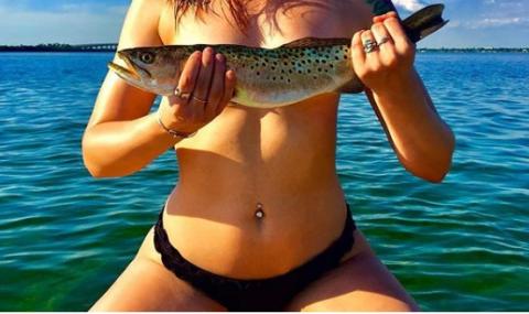 Страстни рибарки показват гордо голи гърди и прясно уловена риба (СНИМКИ) - 1