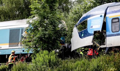 Ад на релсите! Загинали и десетки ранени при влакова катастрофа в Чехия (ВИДЕО) - 1