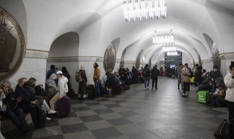 Обстрелват Киев с крилати и балистични ракети, руски самолет се заби в 9-етажна сграда - 1