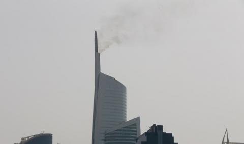 Пожар пламна в небостъргач в Дубай - 1