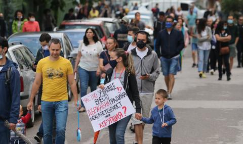 Протест пред дома на Йорданка Фандъкова, искат оставката ѝ - 1