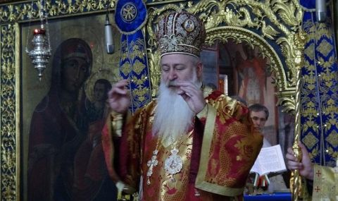 Стотици поклонници посрещнаха Възкресение Христово в Бачковския манастир - 1