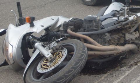 21-годишен мотоциклетист е с тежки травми, след като се разби в микробус в Пловдив - 1