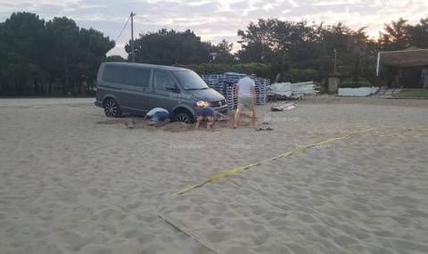 Туристи паркираха бус на плажа, ровиха, за да го извадят - 1
