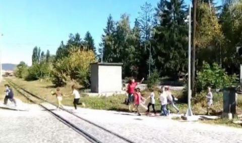 Велинградска учителка превежда деца пред минаващ влак (ВИДЕО) - 1