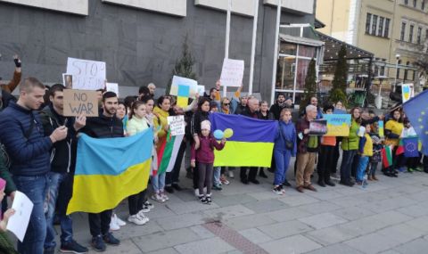Украинци излизат на протест в Бургас - 1