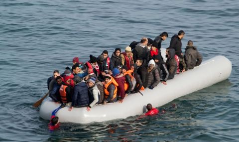 92-ма мигранти бяха спасени от кораба "Оушън вайкинг" в Средиземно море - 1