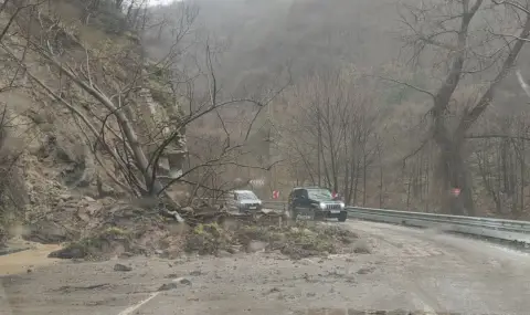 Четири свлачища на различни места на пътя Асеновград - Смолян - 1