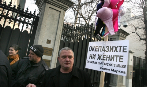 Росен Марков развя сутиени пред френското посолство - 1