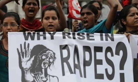 Почина жестоко изнасилената студентка в Индия - 1