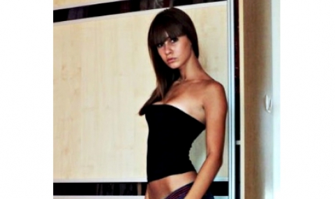 Коя ще е красавицата на майската страница на календара на mobile.bg 2014-а - 1