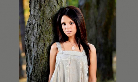 Изберете красавицата на юнската страница на календара на mobile.bg 2014-а - 1