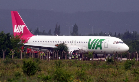 Самолет излезе от пистата на летище Варна - 1