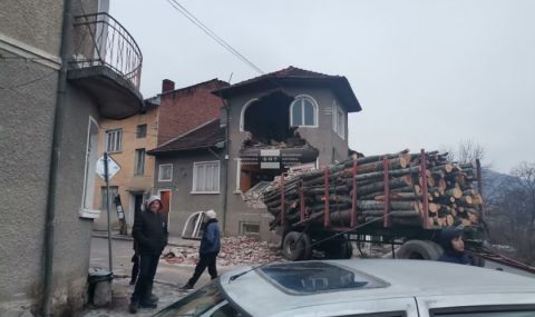 Камион се вряза в къща в Белица - 1