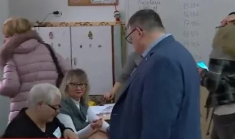 Цацаров гласува и разкри какви нарушения има в изборния ден - 1