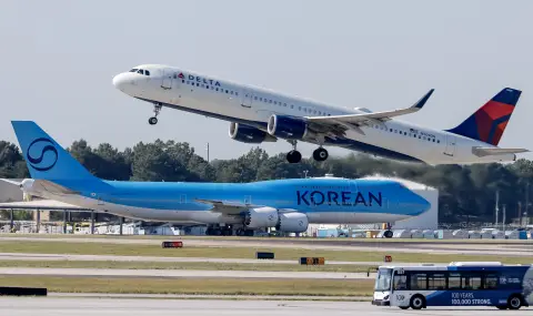 Два самолета на американската авиокомпания „Делта Еърлайнс“ се сблъскаха в Ню Йорк  - 1