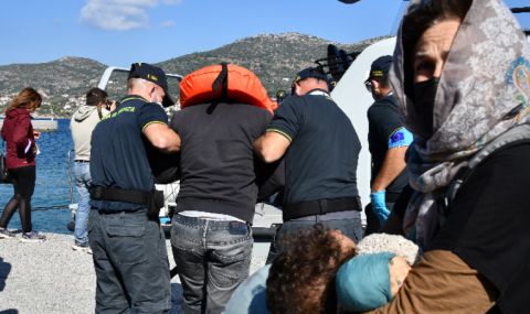 Почти 100 мигранти са били спасени край полуостров Пелопонес в Южна Гърция - 1