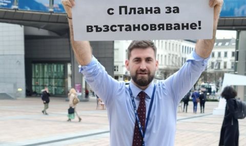 Андрей Новаков с акция пред Европейския парламент  - 1