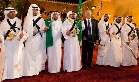 Тръмп и кралят на Саудитска Арабия танцуват с мечове (ВИДЕО) - 1
