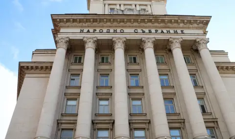 Депутатите се събират за първо заседание на фона на очертаващите се избори