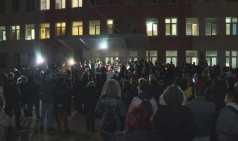 Стотици се събраха на протест във Враца след смъртта на жената в Спешното - 1