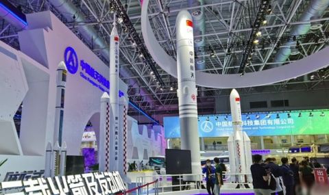 Китайците показаха ракета за полет до Луната - 1