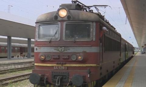 Локомотив удари вагони с пътници в Мездра - 1