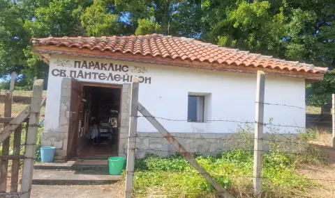 Под сянката на вековните дървета: десетки вярващи се събраха в параклиса Св. Пантелеймон край Езерово - 1