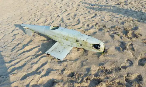 Военен дрон "изплува" на плажа „Хармани“ край Созопол СНИМКИ - 1