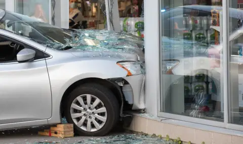 Кола се вряза в инфлуенсъри, докато снимаха влог в ресторант (ВИДЕО) - 1