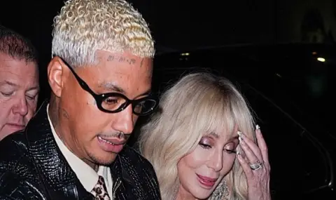 Шер отиде като блондинка на парти в компанията на младия си годеник - 1