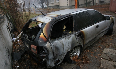 Задържаха трима за палеж на коли в Аксаково - 1