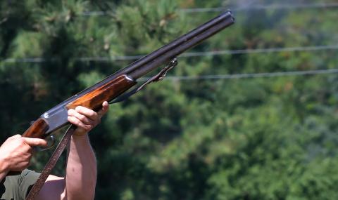 Младеж се простреля с ловно оръжие, раздроби таза си - 1