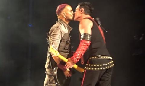 Скандал! Китаристите на Rammstein се целунаха в Москва (ВИДЕО) - 1